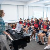 Elementary ɫTV American School music class